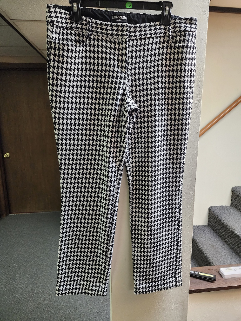 Express Columnist Sz 10 Short Inseam 28 Black & White Houndstooth Ankle Pants.